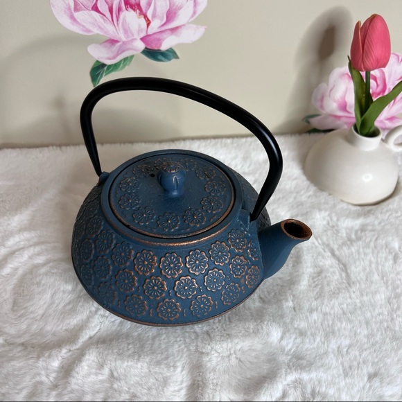 Japanese Cast Iron Floral Teapot with Copper Accents 💕 - Picture 5 of 10